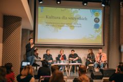 Konferencja na temat dostępności w Strefie Kultury Wrocław. Goście, prowadzący, paneliści.